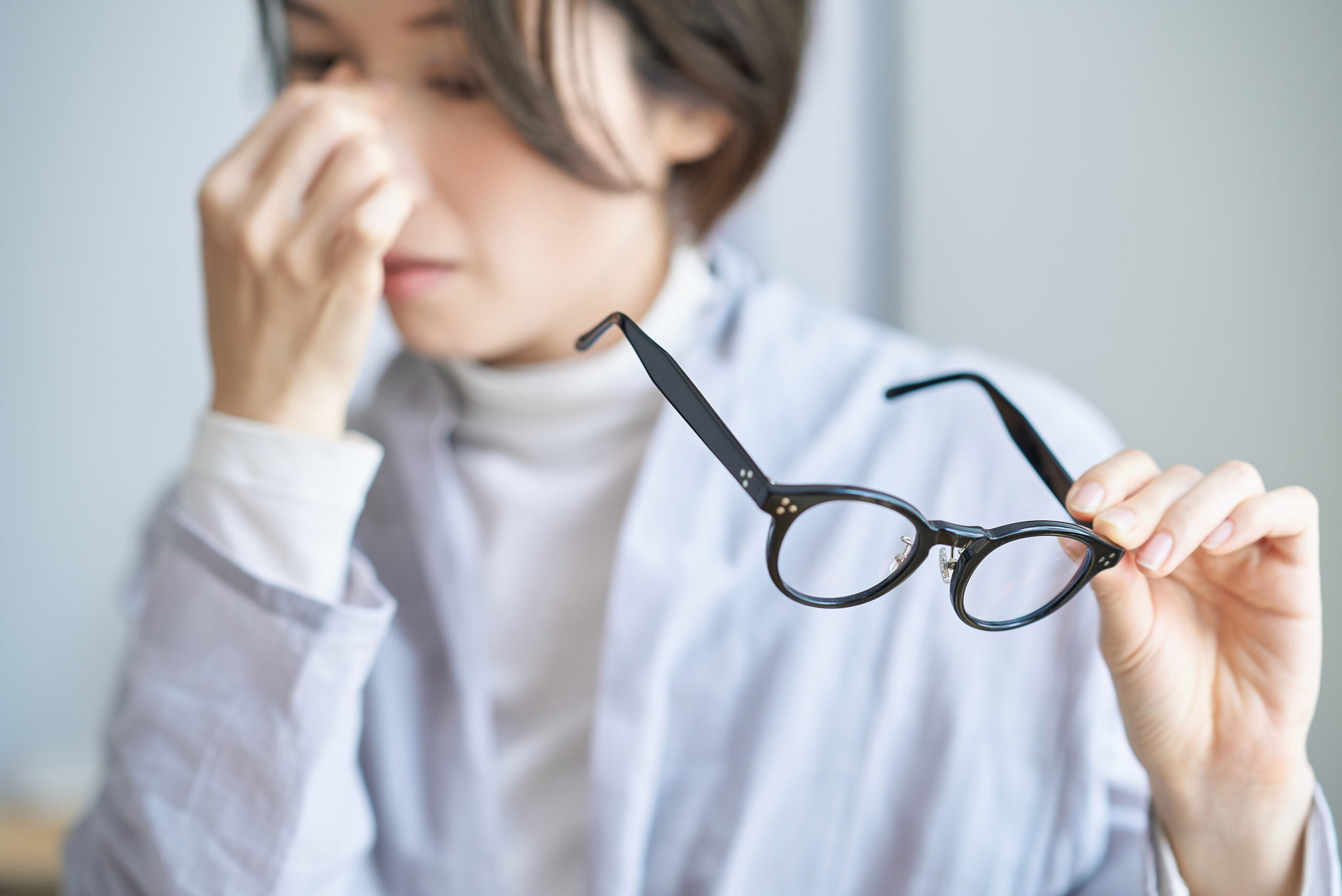 老眼のサインを見逃さないで。原因と仕組み、健やかな目を保つための対策法